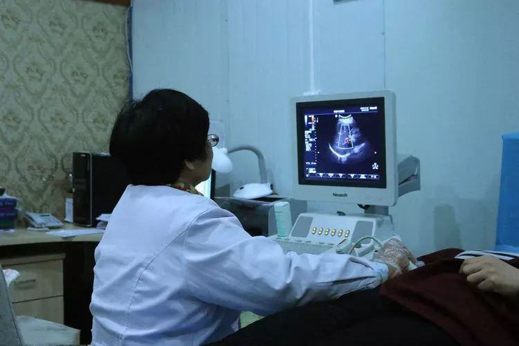 新婚夜女兒腹痛,女婿非說沒事,母親不放心,送去檢查後,報了警