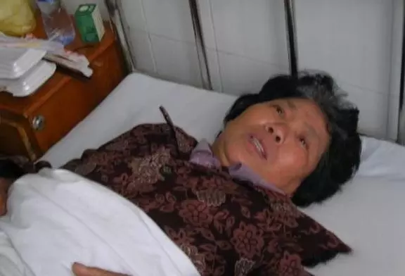 妻子生下龍鳳胎,岳母來吃滿月酒,丈夫大罵,您閨女真壞!