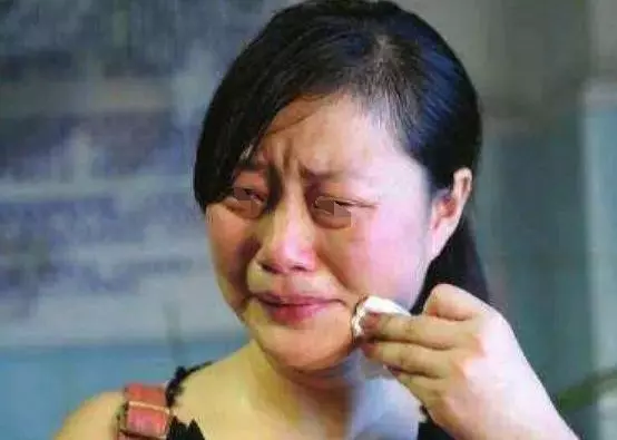 妻下崗母親逼她凈身出戶,走時說3遍沙發壞了,半年後挪開俺蒙了