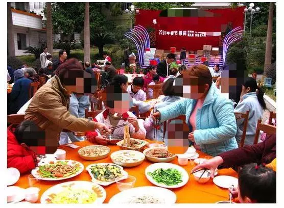 兒子結婚,親戚嘲笑親家母寒酸,她伸手掏口袋,大夥蒙了