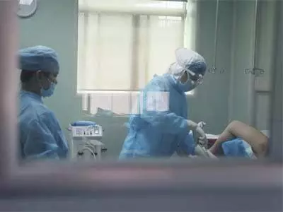 妻子難產去世,丈夫怒打產科醫生,三年後刑滿釋放,一回家癱地上