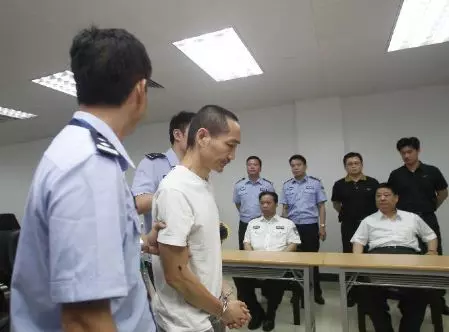 妻子難產去世,丈夫怒打產科醫生,三年後刑滿釋放,一回家癱地上