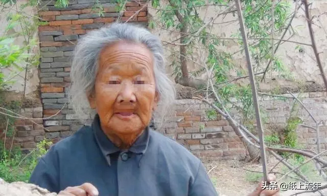 女子改嫁,婆婆每月給孩子三千,一年後她去道謝,敲開門,癱地上