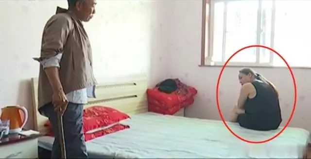 妻子帶男同學回家過夜被丈夫抓住,被凈身出戶,原來還不止這一次