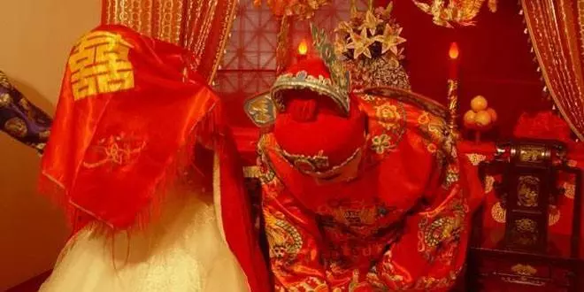 離婚後前夫每月給閨女5百撫養費,閨女結婚去取錢,瞧見餘額蒙了