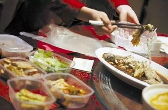 單親母親參加同學聚會,給閨女打包剩飯被嘲笑,出門後全班都石化