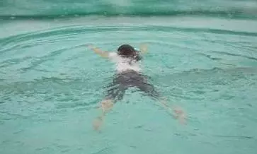 女兒和同學溺水,父親只救下了同學,半夜聽見有哭聲開門一看愣了 !