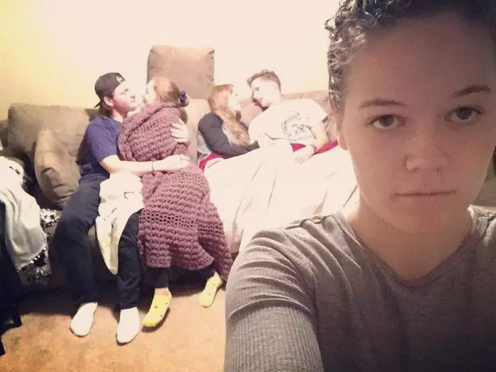 史上最狂電燈泡!魯蛇女和情侶自拍「生無可戀表情」超違和 看到最後才發現「真正的贏家是她」