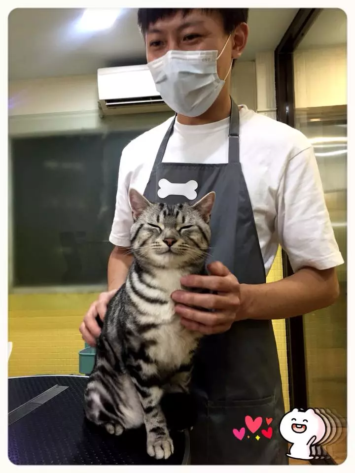 嘟嘴嘴「狂啾美容師」!主子「當媽面放閃」她傻眼:你是來洗澡的...