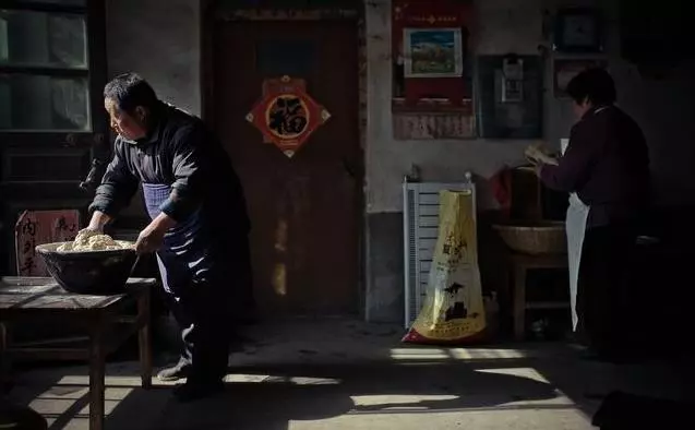 父親打工賺了大錢,開豪車帶女兒兜風,下車後女兒偷偷跟蹤,紅了眼眶