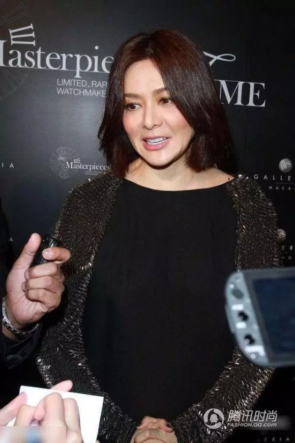 49歲蕭薔最新男友是20歲小鮮肉,但看到這面相,網友:被活活吸乾了!