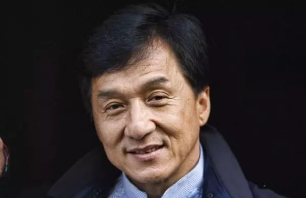 林鳳嬌的一句話,讓成龍「永遠都不可能認私生女」,小龍女自殺都沒用!