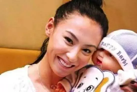 張柏芝為三胎舉辦滿月酒,「小王子」正面照首次曝光,網友:終於藏不住了!