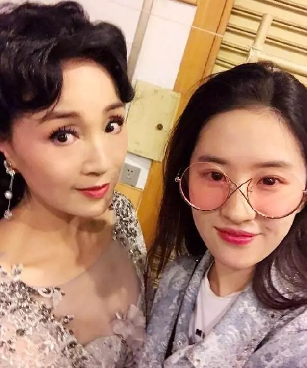 明星基因有多強大,劉亦菲顏值不敵媽媽,他一家四代猶如復制粘貼!