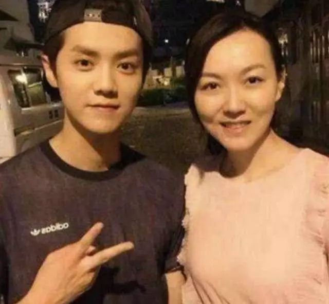 明星基因有多強大,劉亦菲顏值不敵媽媽,他一家四代猶如復制粘貼!