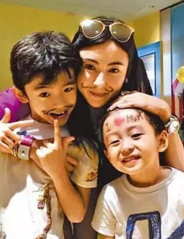 孩子爸發聲?張柏芝曾傳出「嫁給台灣男星」 如今男方手抱嬰兒「自豪超級奶爸」卻被罵翻了!
