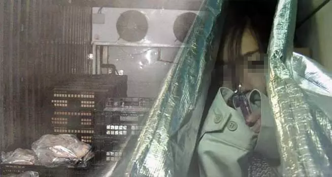 工廠女工「被反鎖在冷凍庫裏」喊破喉嚨沒人回!就快被凍死時門卻推開了,一看到「對方的臉」她驚愕不已