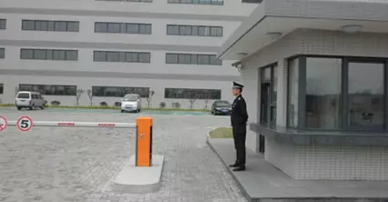 工廠女工「被反鎖在冷凍庫裏」喊破喉嚨沒人回!就快被凍死時門卻推開了,一看到「對方的臉」她驚愕不已
