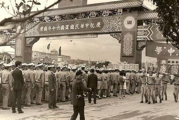 27張「1979年台灣社會最美的殘影」 當時高中生的軍訓課真的是真槍實彈上場!