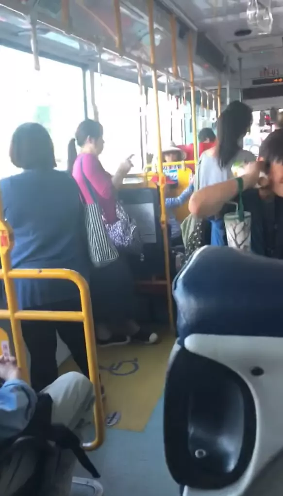 影/下車鈴沒按到!爆氣姐「獅吼國罵譙司機」 兒子旁邊尷尬摀耳