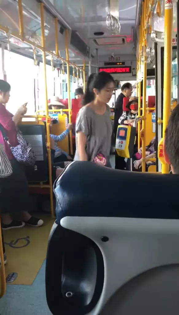 影/下車鈴沒按到!爆氣姐「獅吼國罵譙司機」 兒子旁邊尷尬摀耳