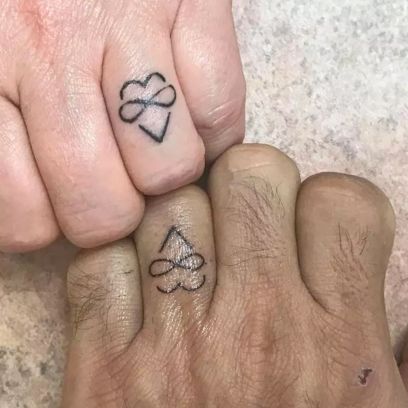 誰說結婚一定要婚戒?22對「用刺青代替婚戒」的霸氣情侶 你是鳥我是樹太浪漫~