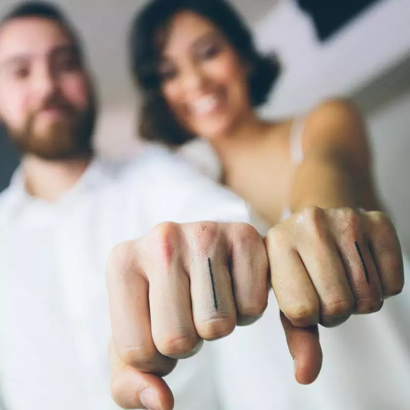 誰說結婚一定要婚戒?22對「用刺青代替婚戒」的霸氣情侶 你是鳥我是樹太浪漫~