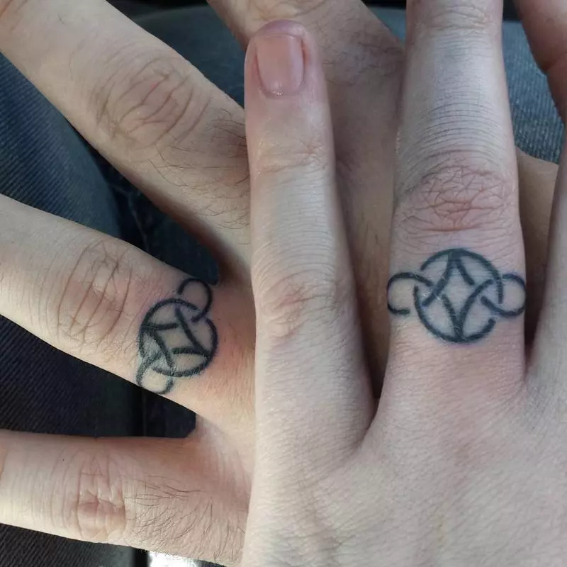 誰說結婚一定要婚戒?22對「用刺青代替婚戒」的霸氣情侶 你是鳥我是樹太浪漫~