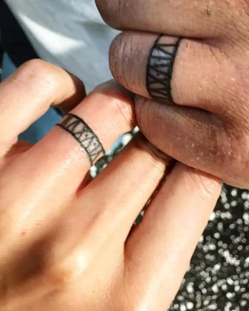 誰說結婚一定要婚戒?22對「用刺青代替婚戒」的霸氣情侶 你是鳥我是樹太浪漫~