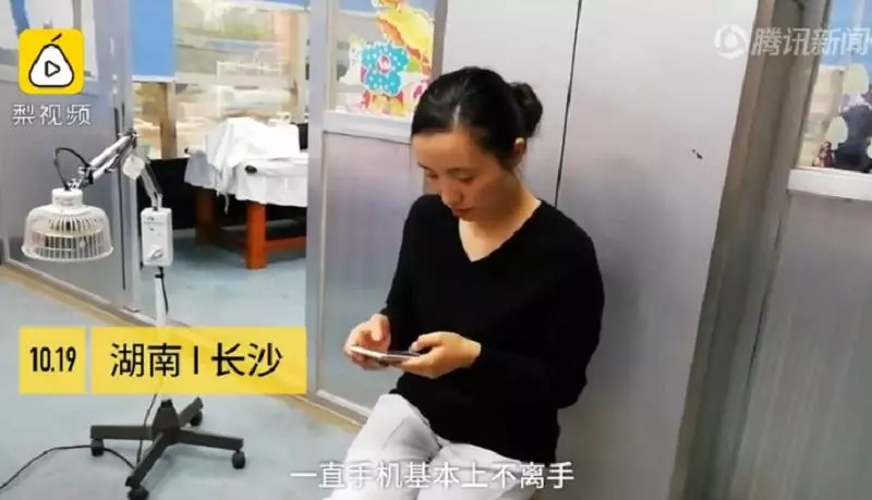 晚上9點玩到12點...她天天睡前玩手機 這天起床「直接變虎克船長手指」