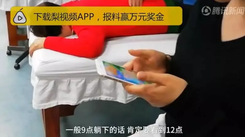 晚上9點玩到12點...她天天睡前玩手機 這天起床「直接變虎克船長手指」