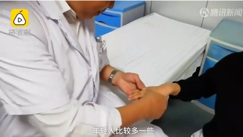 晚上9點玩到12點...她天天睡前玩手機 這天起床「直接變虎克船長手指」