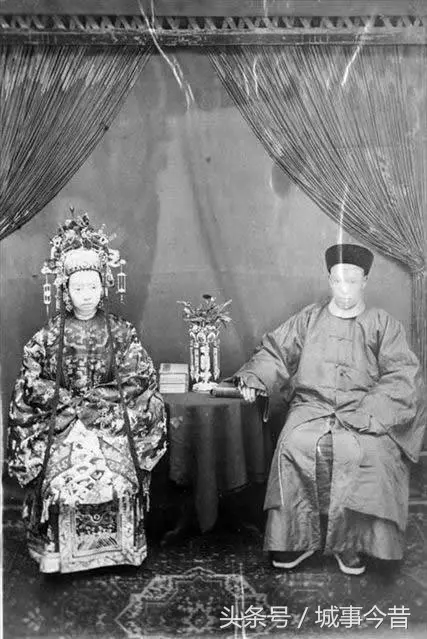 20張晚清「新娘臉上都沒笑容」的結婚照 女孩子7歲就得換上嫁衣...