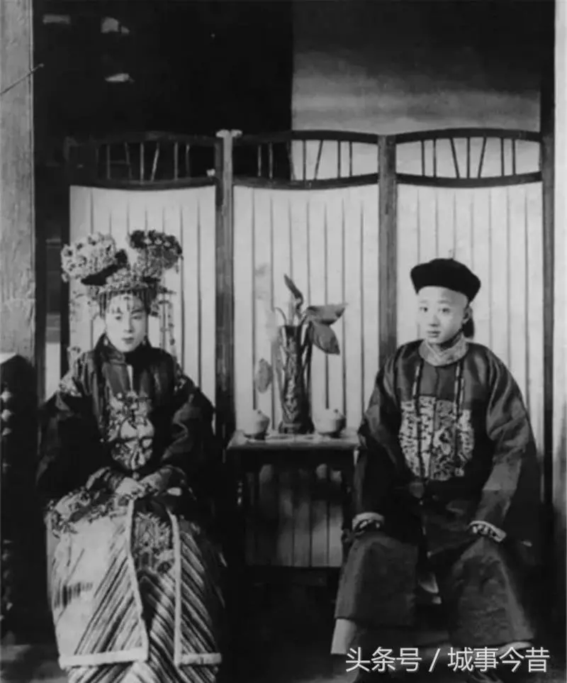 20張晚清「新娘臉上都沒笑容」的結婚照 女孩子7歲就得換上嫁衣...