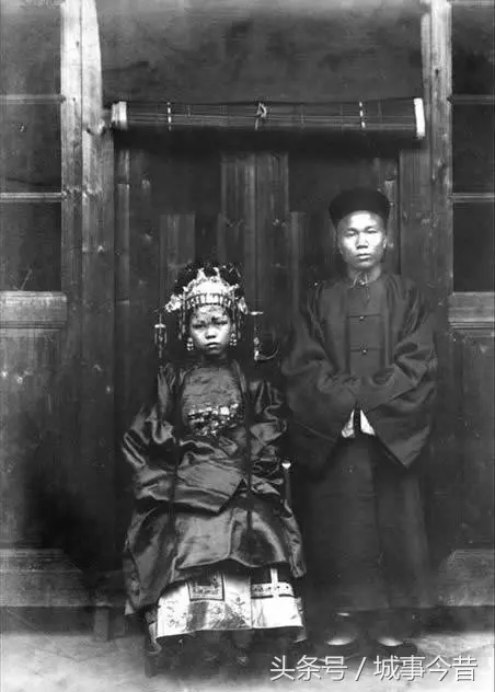 20張晚清「新娘臉上都沒笑容」的結婚照 女孩子7歲就得換上嫁衣...