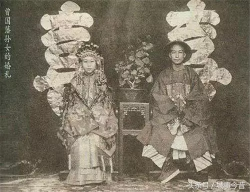20張晚清「新娘臉上都沒笑容」的結婚照 女孩子7歲就得換上嫁衣...