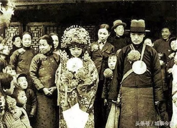 20張晚清「新娘臉上都沒笑容」的結婚照 女孩子7歲就得換上嫁衣...