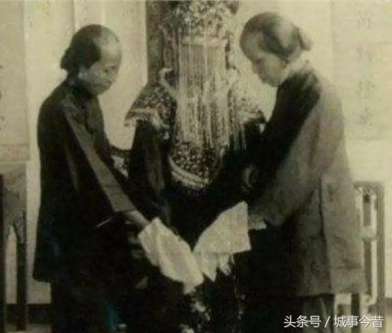 20張晚清「新娘臉上都沒笑容」的結婚照 女孩子7歲就得換上嫁衣...