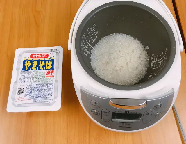 網友挑戰泡麵+飯一起煮 烹調出「魔性新料理」味道意外好吃!