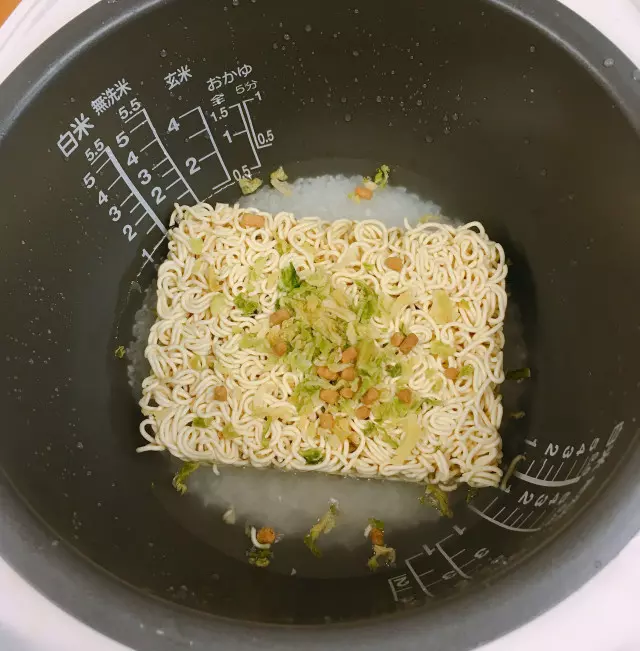 網友挑戰泡麵+飯一起煮 烹調出「魔性新料理」味道意外好吃!