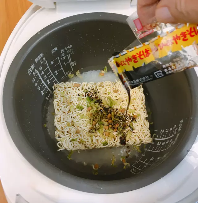 網友挑戰泡麵+飯一起煮 烹調出「魔性新料理」味道意外好吃!