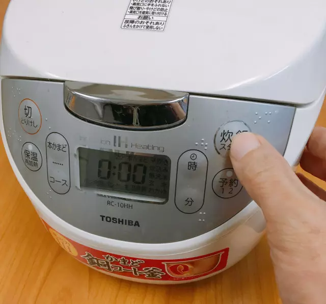 網友挑戰泡麵+飯一起煮 烹調出「魔性新料理」味道意外好吃!