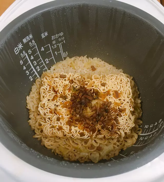 網友挑戰泡麵+飯一起煮 烹調出「魔性新料理」味道意外好吃!
