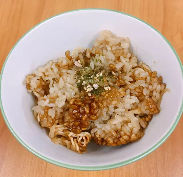網友挑戰泡麵+飯一起煮 烹調出「魔性新料理」味道意外好吃!