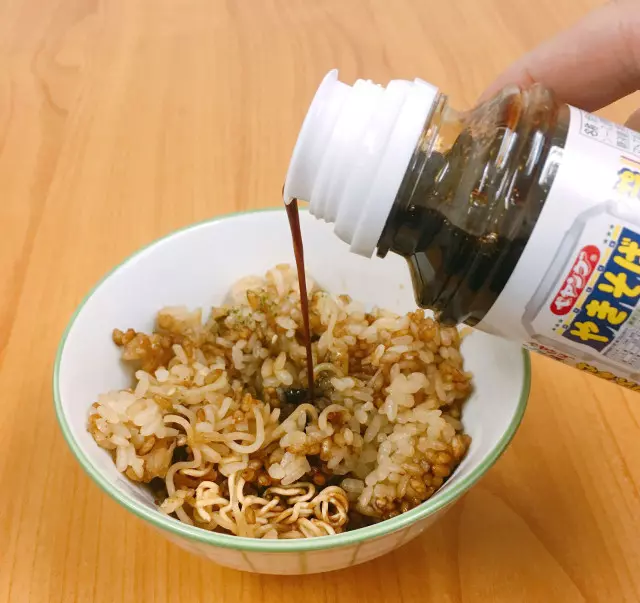 網友挑戰泡麵+飯一起煮 烹調出「魔性新料理」味道意外好吃!