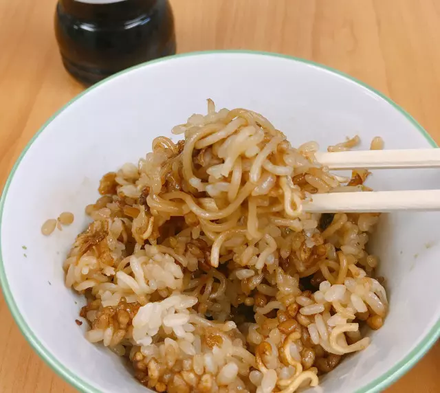 網友挑戰泡麵+飯一起煮 烹調出「魔性新料理」味道意外好吃!