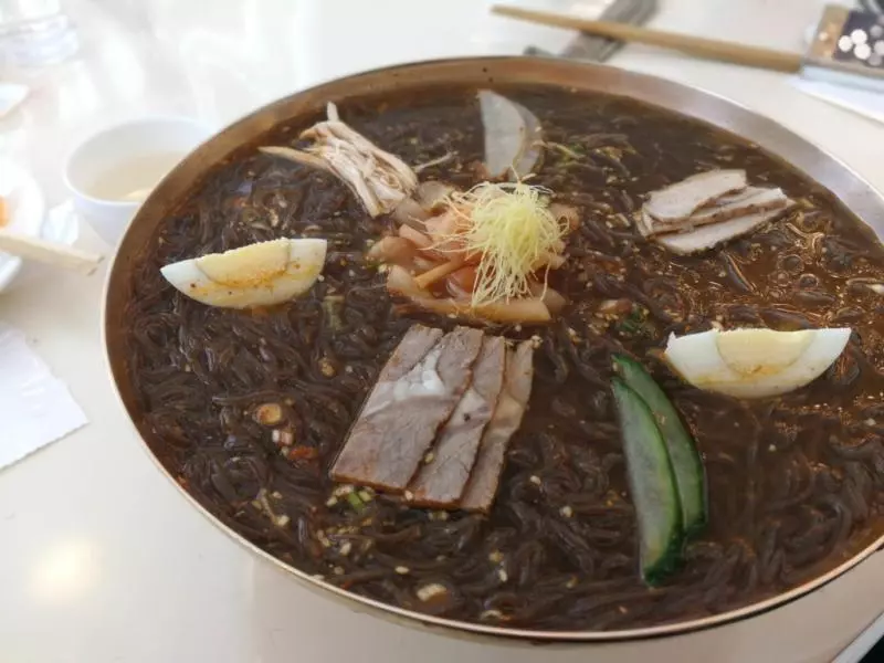 台灣妹花6萬塊「看清真實北韓」 街上全部都是微笑的套裝美女...食物好吃到哭出來!
