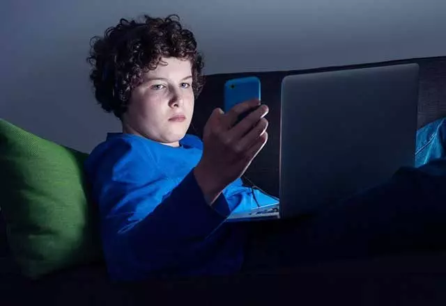 你寂寞嗎?BBC實驗發現「5大孤獨者特徵」:16-24歲年輕人最容易感到孤單