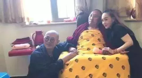 李連傑老婆利智近照曝光, 看了照片後, 網友: 怪不得李連傑身體這麼弱!