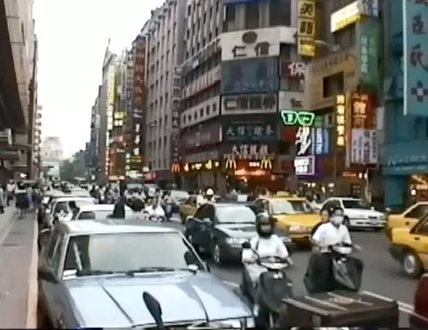 日本網友曝光「1995年的台北街頭」! 台灣人一看全感慨噴淚:以前路上的人們都不會....